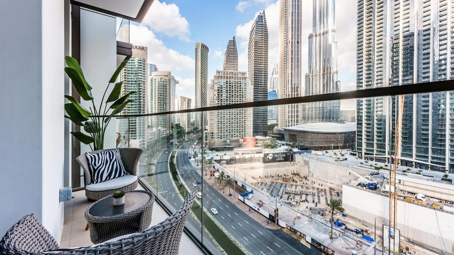 Stayis - 1 Bedroom Iconic Burj Khalifa View Dubai Apartment